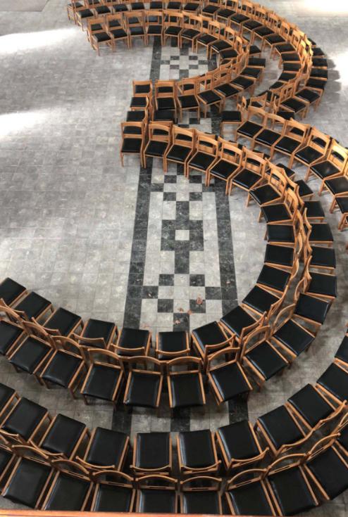 Sint-Jozefkerk sfeerbeelden Sfeerbeelden van kerkstoelen uit de Sint-Jozefkerk in Roeselare.