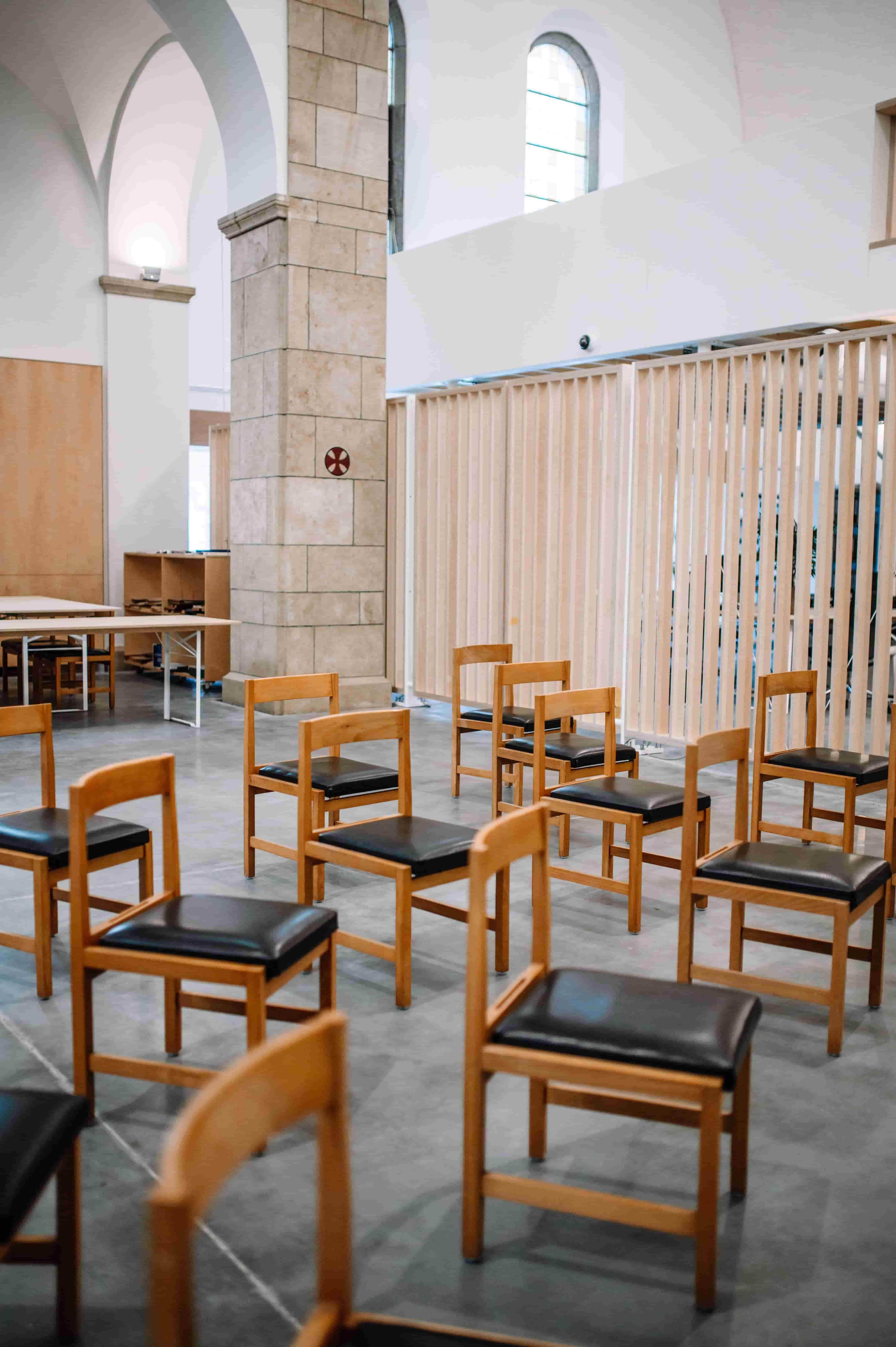 Sint-Jozefkerk sfeerbeelden Sfeerbeelden van kerkstoelen uit de Sint-Jozefkerk in Roeselare.